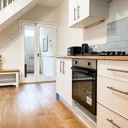 The Victoria - Quaint Victorian With Free Parking