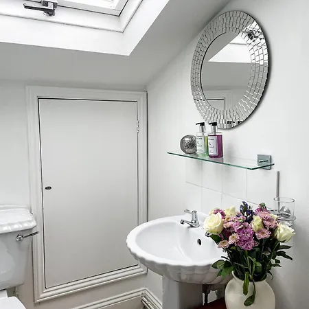 The Victoria - Quaint Victorian With Free Parking Apartament