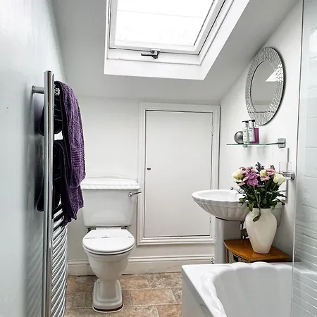 The Victoria - Quaint Victorian With Free Parking *